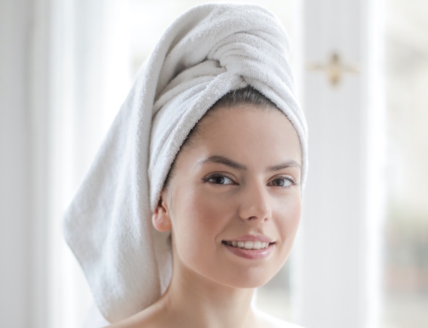 donna soddisfatta post trattamento radiofrequenza viso