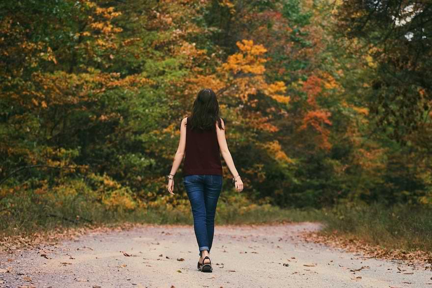 cosa fare dopo un intervento di liposuzione: ragazza fa una passeggiata in un parco