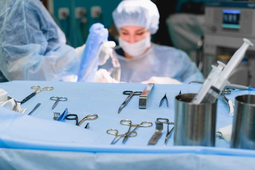 operazione di liposuzione in una sala operatoria